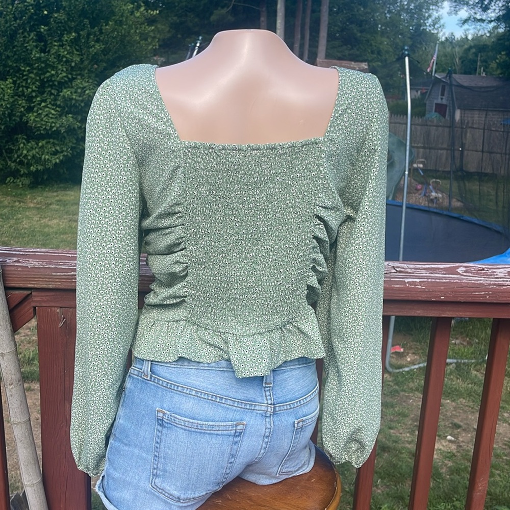 H&M L/S Size Med Tiny Floral Top/Shirt- rouched back - puff sleeve - ruffles